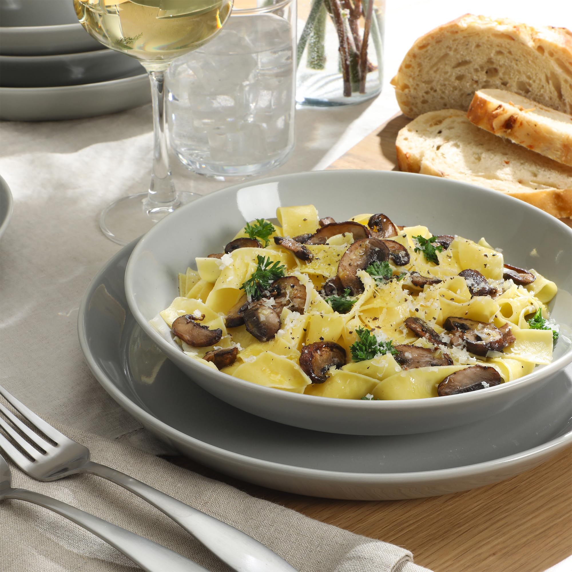 Gibson Home Oslo Porcelain Chip and Scratch Resistant Dinnerware Set, Service for 4 (16pcs), Ceramic Plates and Bowls Dishes Sets, White - Microwave and Dishwasher Safe