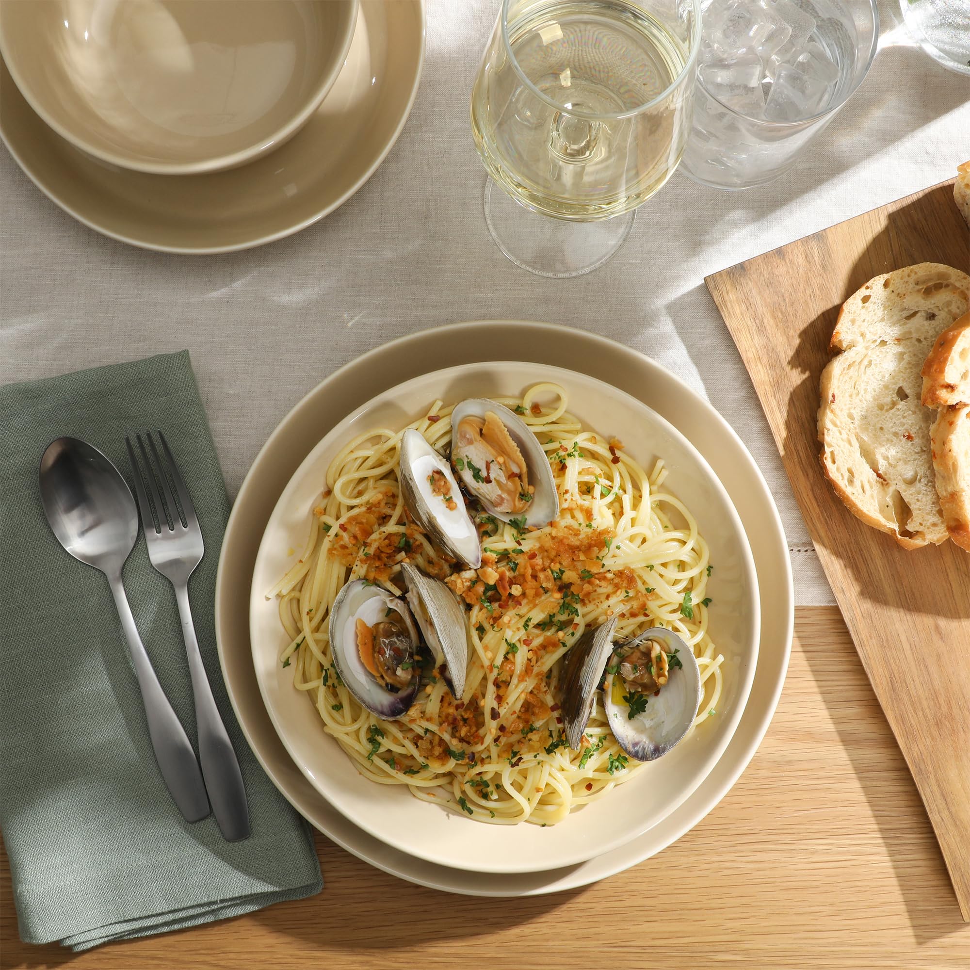 Gibson Home Oslo Porcelain Chip and Scratch Resistant Dinnerware Set, Service for 4 (16pcs), Ceramic Plates and Bowls Dishes Sets, White - Microwave and Dishwasher Safe